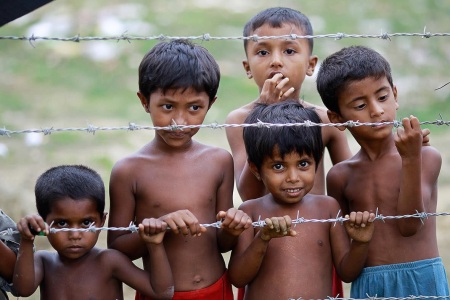 Rohingya protest barbed wire children450